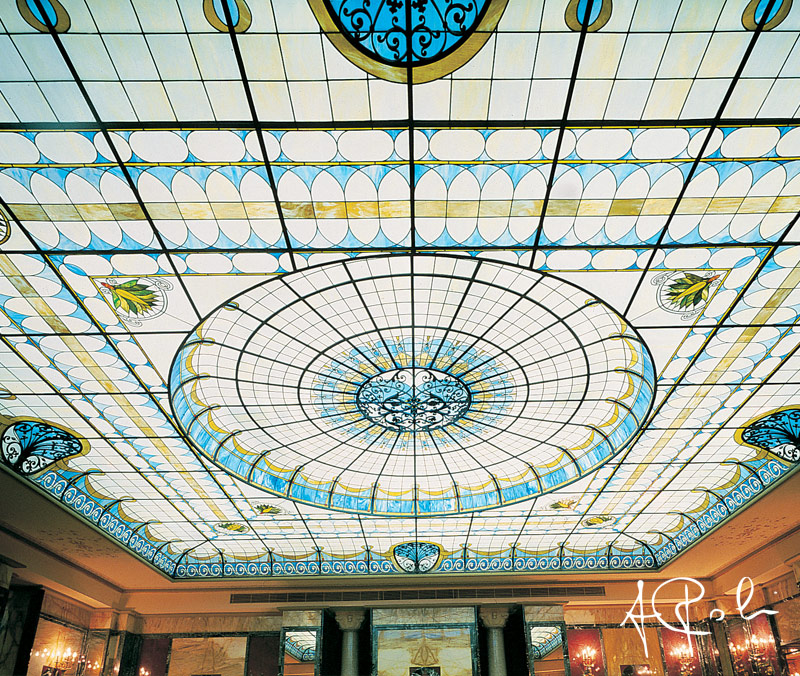 Soffitto in vetro alabastro curvo con struttura e decorazioni in ferro battuto.